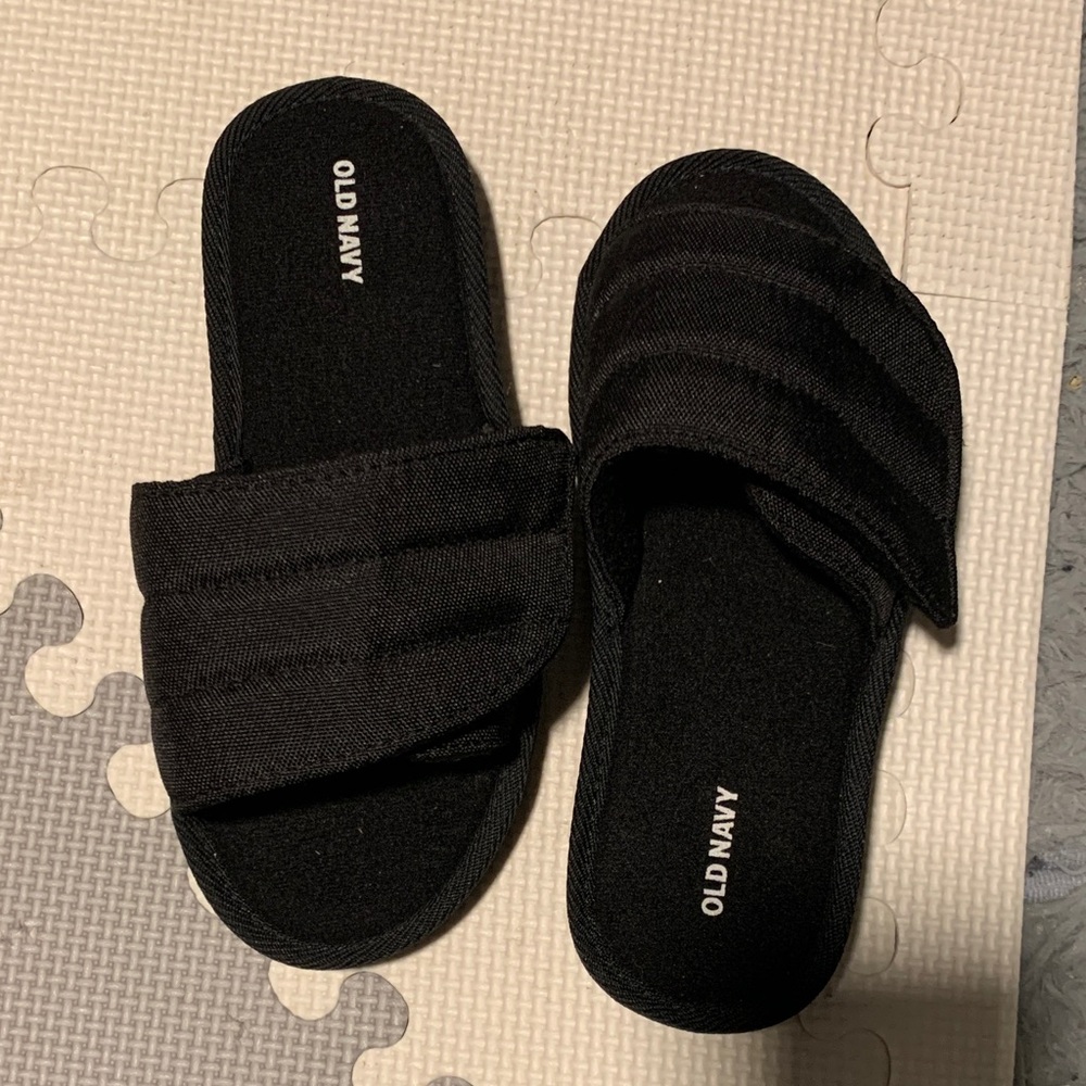NWOT Old Navy Black Quilted Slide Sandals